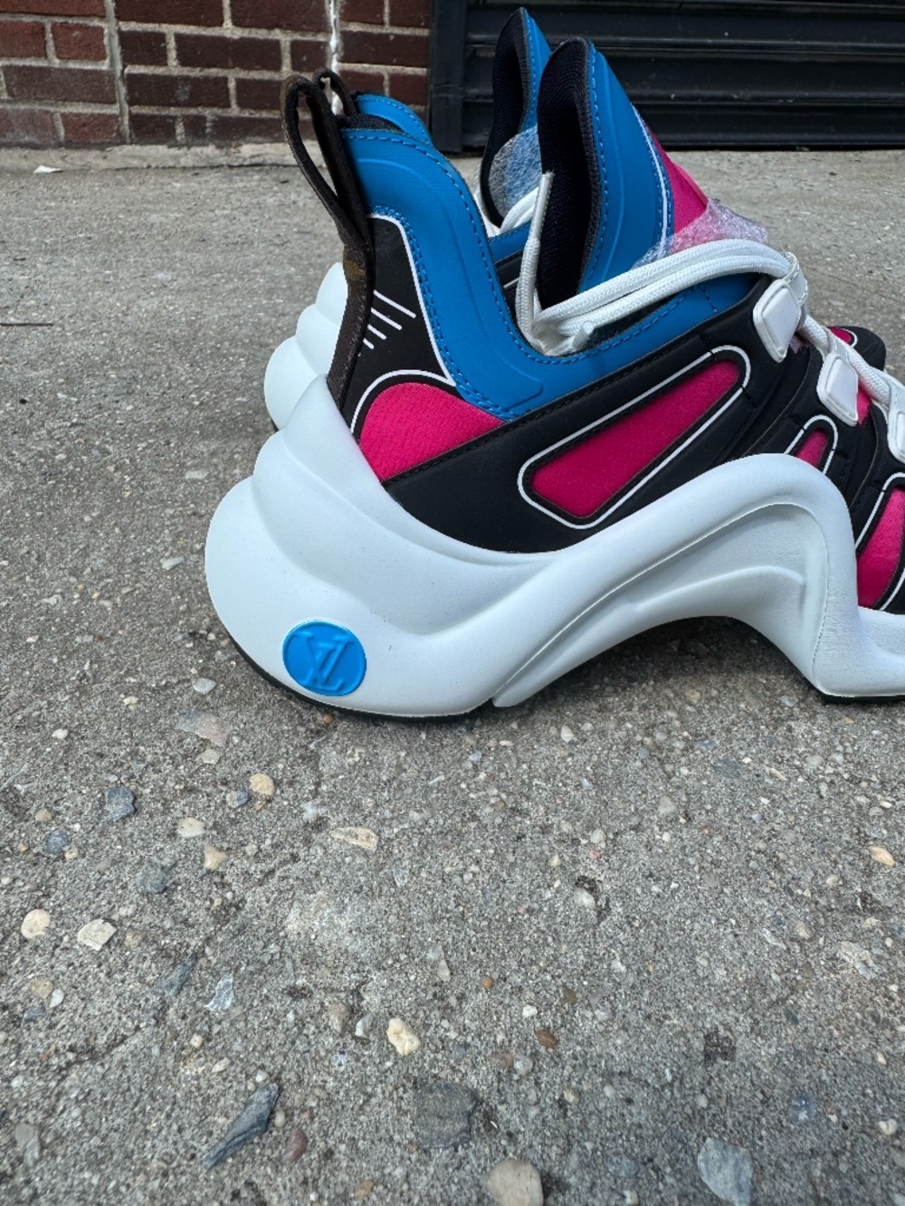 Louis Vuitton Arch Light Sneakers size 38 - Picture 5 of 15